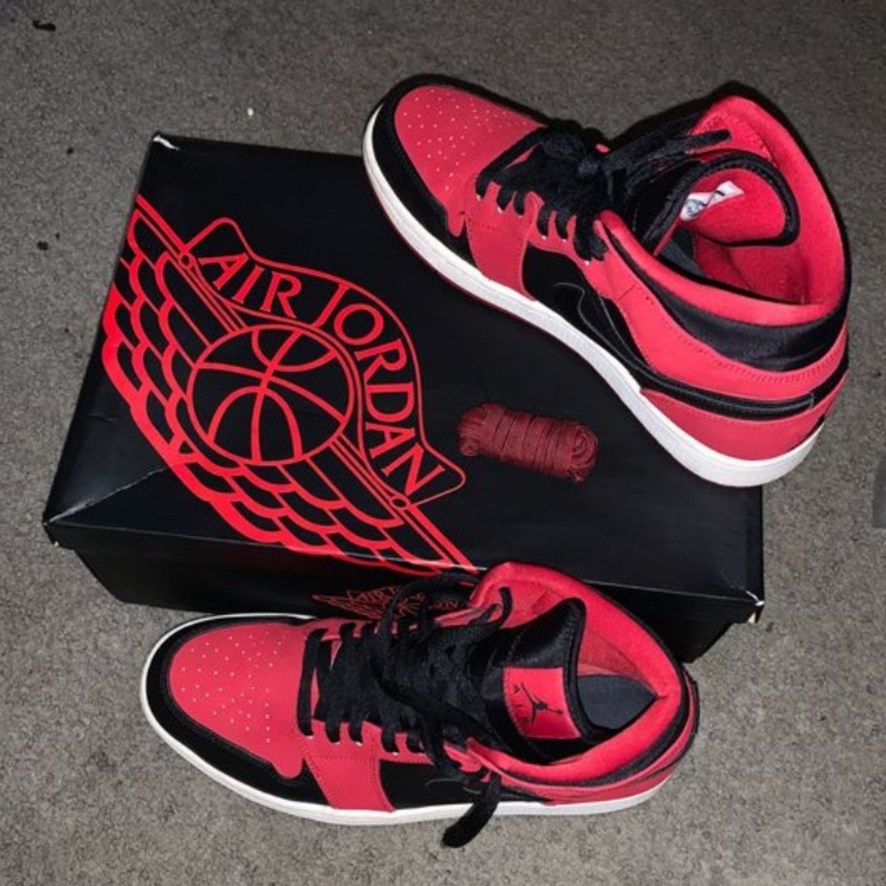 Jordan 1 Mid Bred (2013)